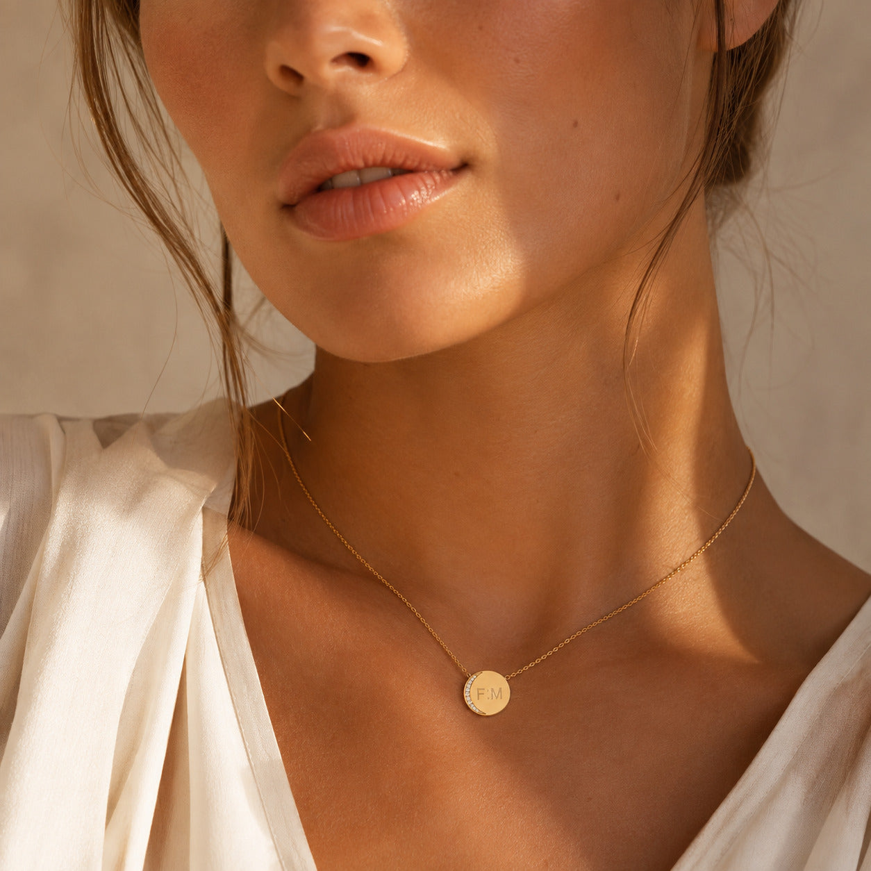 Medal_Necklace_Crescent_Moon_Model