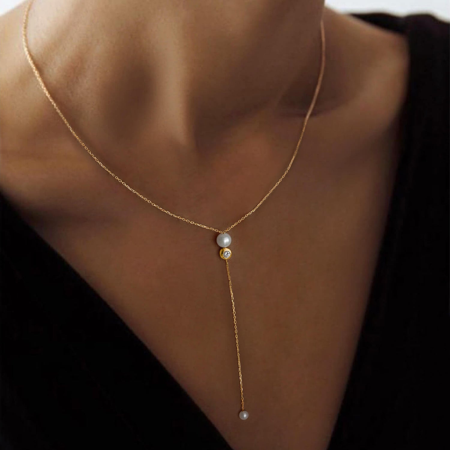 Red Carpet Daisy Necklace