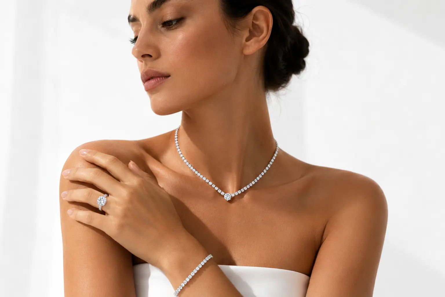 Aquae Jewels solid 18K gold necklace, ring and bracelet with natural diamonds Woman wearing an Aquae Jewels solid 18K gold necklace, engagement ring and tennis bracelet set with natural diamonds, Dubai fine jewelry