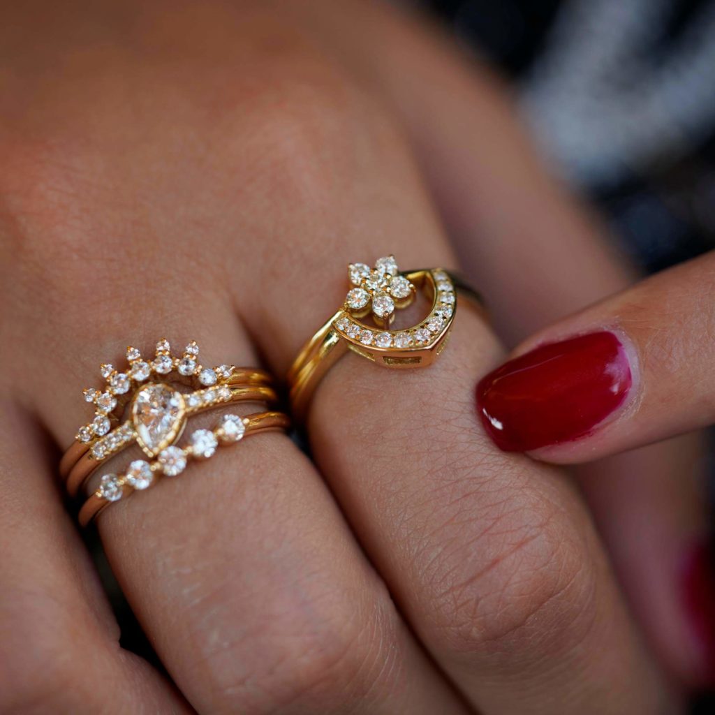 RING-SPARKLE-18K-GOLD-AND-DIAMONDS-Lifestyle