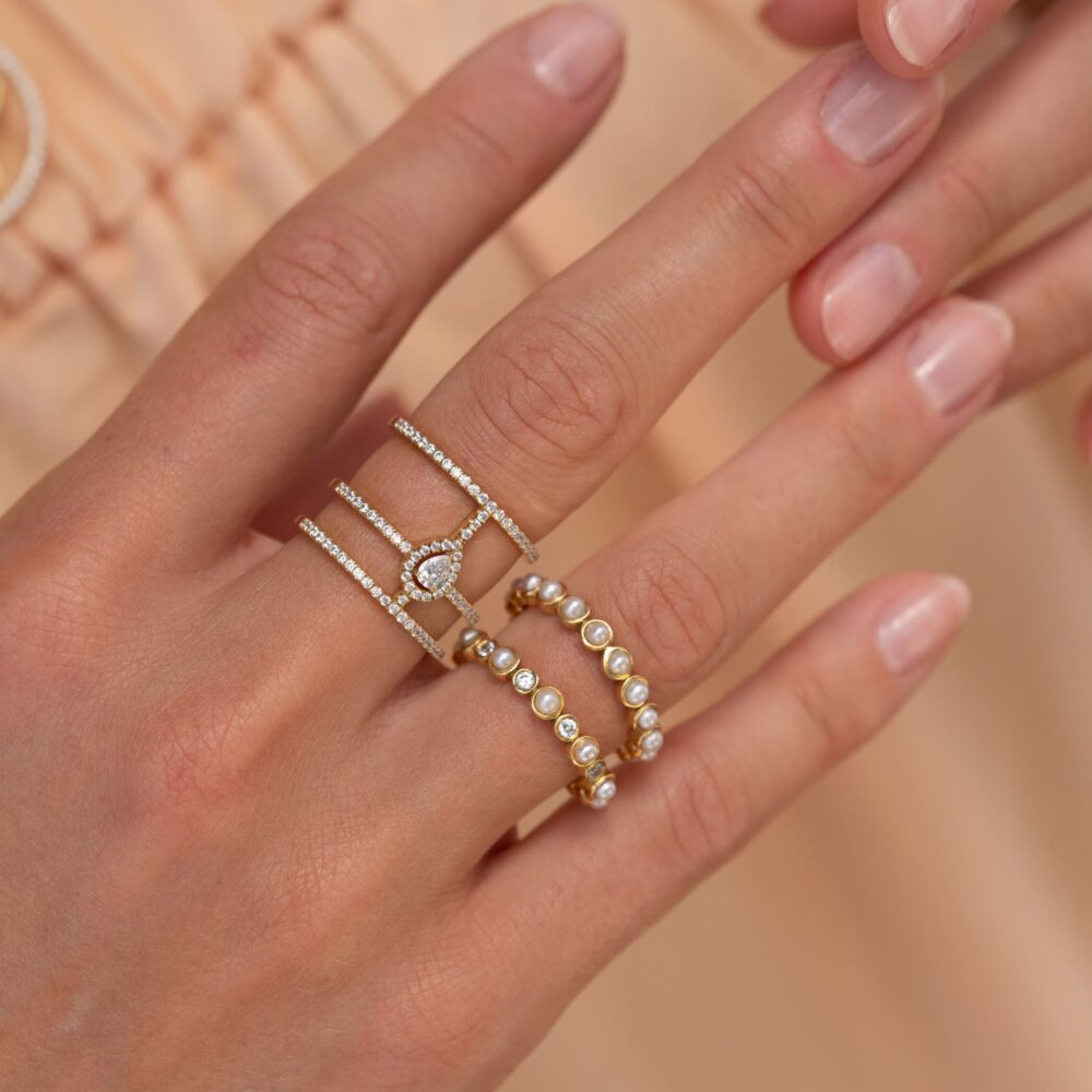 Ring-Petite-Perle-And-18K-Gold-Lifestyle-1