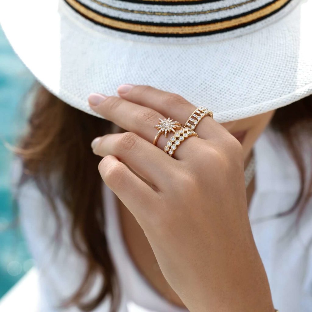 Ring-Super-Nova-18K-Gold-And-Diamonds-Lifestyle-2-1