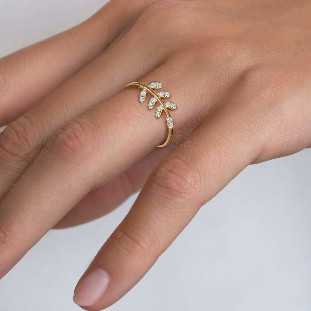 Ring-Leaf-Of-Hope-18K-Gold-And-Diamonds-Lifestyle-1