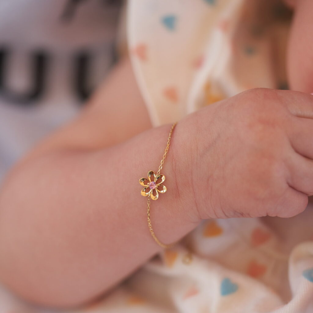 Bracelet pour bébé - Saphir rose - Or 18K - Style de vie - 1.jpg