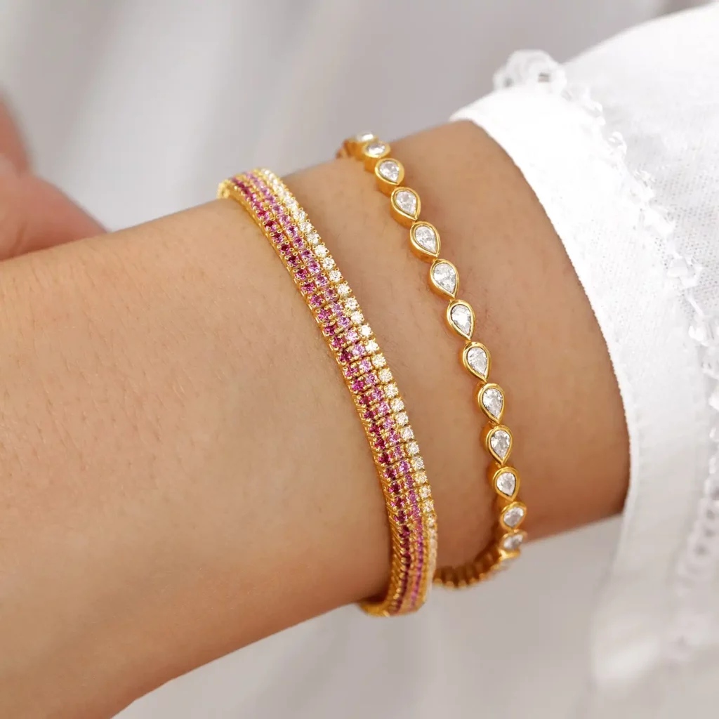 3. Les bracelets en couches - 11 conseils essentiels pour styliser les élégants bracelets tennis en or et diamants en couches - Aquae Jewels - Exquisite Jewelry in 18k Gold &amp; Diamonds | Dubai