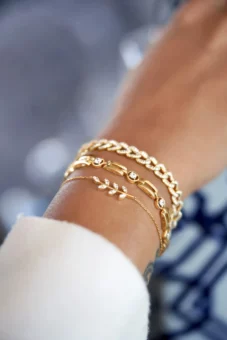 5. Parfait pour les tenues d&#039;été - Adoptez la tendance bohème - Comment les bracelets à feuilles d&#039;or et de diamants peuvent-ils rehausser votre look ? - Aquae Jewels - Bijoux exquis en or 18 carats et diamants - Dubai