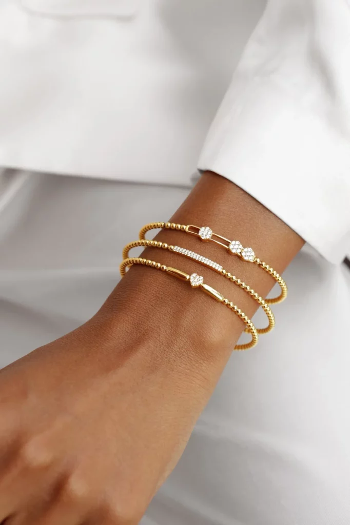 Come i braccialetti minimalisti in oro e diamanti influenzano la moda quotidiana - Aquae Jewels - Gioielli squisiti in oro 18k e diamanti - Dubai